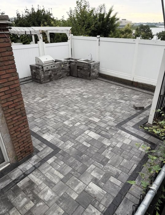 Outdoor kitchen with masonry and pavers